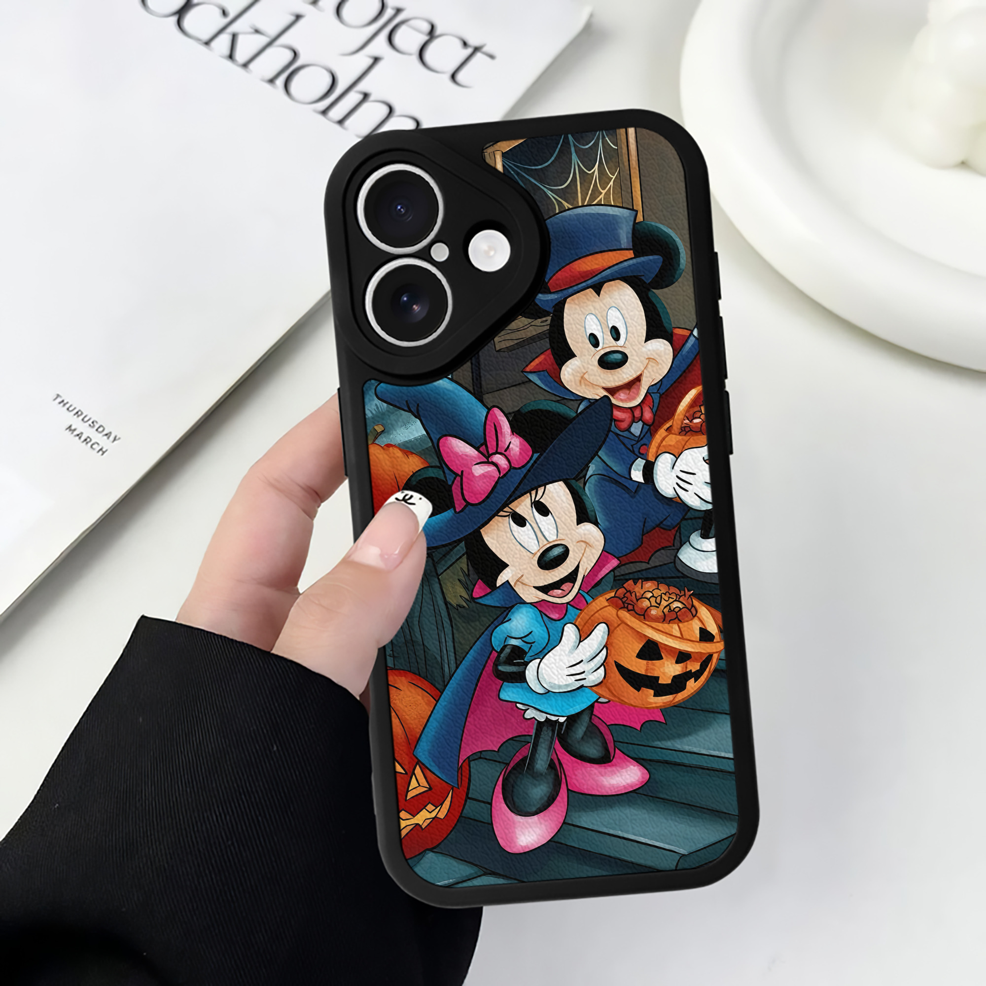 （画像用） ミッキーマウス Mickey Mouse 【iPhone 16シリーズ対応】シリコンスマホケース（レザー調） 材質：シリコン
